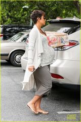 组图：47岁哈利贝瑞挺硕大孕肚亲自开车搬杂物