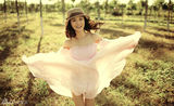 组图：金一帆暖春帽装写真 纱裙飘扬似丛林仙子