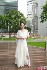 组图：杨千嬅白色长裙优雅亮相 大谈育儿经