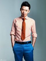 组图：芦芳生拍儒雅精英写真  眼神深邃显睿智