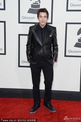 组图：清新小子奥斯汀-玛宏穿黑色西装帅气现身