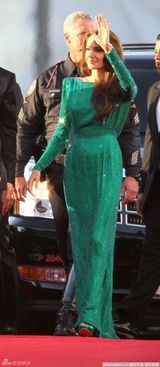 高清图：朱莉闪片绿裙华丽 皮特墨镜遮面耍个性