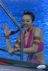 组图：星跳跃女星多款泳衣PK 周韦彤撞色性感