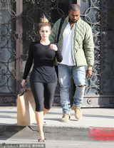 组图：卡戴珊丸子头素颜出镜 着紧身衣身材肥硕