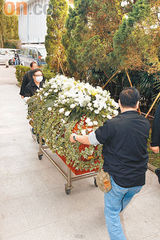 幻灯图：尹志强遗体火化 米雪情绪崩溃哭断肠