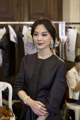 组图：陈数巴黎时装周看秀 纯色质感皮衣妩媚