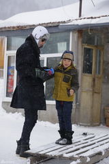 组图：《爸爸》雪乡抢先看 萌娃玩雪脸蛋红扑扑