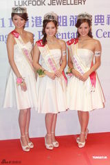 组图：上届港姐为朱晨丽加冕 应届港姐三甲竞艳