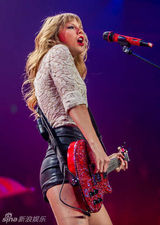 组图：泰勒红唇开唱秀美腿 狂放甩发野性魅力