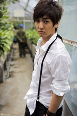 组图：洪连城黑白灰系写真时尚帅气