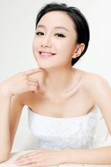 组图：李倩率性写真笑容灵动俏皮