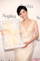 组图：ELLA露背秀乳沟 明年启动造人计划