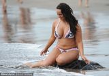 组图：巨乳女星比基尼肥肉外溢 水中摔倒似巨鲸