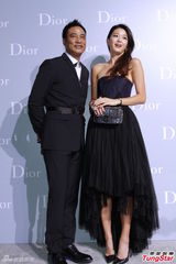 高清图：全智贤抹胸裙女神范 与任达华热情拥抱