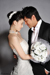 高清图：刘冬新娘装登封面 俏皮表情秀甜美性感