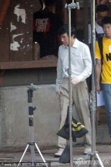 组图：俞灏明现身《爱在春天》片场 频捂脸似遮伤疤