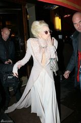 高清组图：Lady gaga现身巴黎遭粉丝袭胸