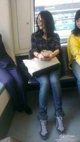 组图：王菲孤身素颜现身机场 传将出国休养