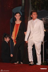 组图：谢霆锋张柏芝夫妇携手现身红毯秀恩爱