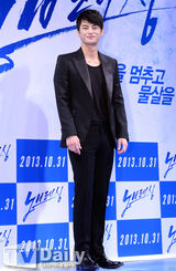 组图：李钟硕徐仁国Yuri宣传新片展帅气泳姿