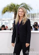 组图：《睡美人》发布会 艾米丽-布朗宁俏皮亮相 