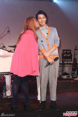 组图：壮仙女想喂胸前寿桃 严爵庆生吓到忘词