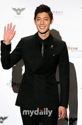 组图：韩星金贤重新碟记者会 黑正装有款有型