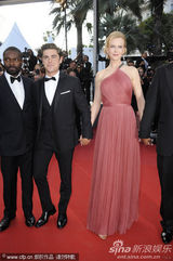 组图：埃夫隆库萨克等现身《报童》红毯