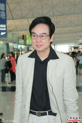 组图：黄百鸣离港避台风 赴大马拍贺岁喜剧