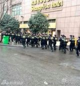 组图：李敏镐现身武汉 疯狂粉丝挤倒200斤记者