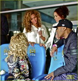 组图：碧昂斯更新家庭聚会照 和Jay-Z玩秋千