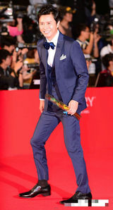 组图：釜山电影节开幕 金民钟着蓝色西服显绅士