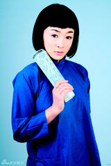 幻灯图：何彦霓复古写真出炉 造型质朴甜美