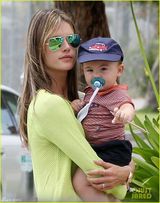 组图：母亲节盘点好莱坞女星与仔们的温馨瞬间