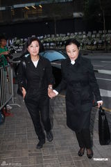 组图：众好友拜祭邓光荣灵堂 洪金宝成龙谢贤等出席