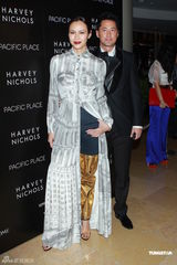 组图：江若琳庄思敏站台 Jocelyn豹纹装秀美背