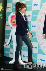 组图：少女时代穿牛仔裤赴派对 显完美曲线