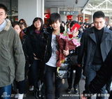 幻灯图：李宇春6日飞抵上海 发型凌乱面色显疲倦