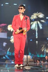 幻灯图：黄晓明大影节获最受欢迎奖 红到底三度登台