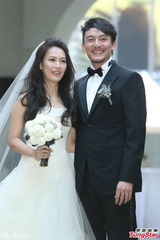 组图：张震大婚献吻娇妻 亲手为新娘提裙摆