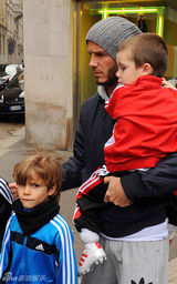 高清图：贝克汉姆携子出游 运动装亮相活力十足