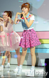 组图：白雅言发新辑MissA孟佳到场助阵