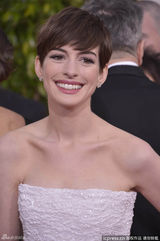 组图：金球红毯安妮-海瑟薇修身白裙曲线曼妙