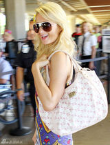 组图：帕丽斯花裙清凉甜蜜拍拖 被新欢搂腰秀幸福