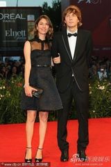 高清图：《在某处》首映  小范宁 露肩蓝裙宛若精灵