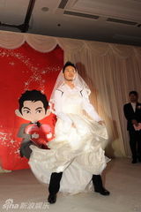 组图：沙溢穿婚纱变疯狂“新娘” 热舞连拍三十张