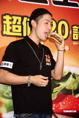 幻灯图：吴建豪担任一日店长 卖汉堡为粉丝服务 