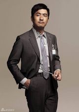 组图：郭晓冬杂志大片造型多变 时尚达人气场十足