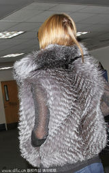 组图：希尔顿墨镜皮草装亮相 V字手势大方任拍