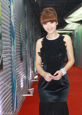 高清：柳岩真空“侧露”酥胸 新势力盛典勇夺奖